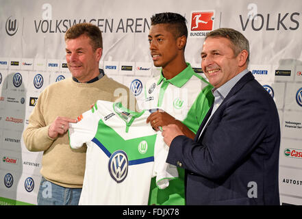 Wolfsburg, Deutschland. 1. Februar 2016. Brasilianischer Fußballspieler Bruno Henrique (C) hält seine New Jersey neben CEO Klaus Allofs (r) und Trainer Dieter Hecking (l) bei einer Pressekonferenz des Bundesligisten VfL Wolfsburg in Wolfsburg, Deutschland, 1. Februar 2016. Foto: HOLGER HOLLEMANN/Dpa/Alamy Live News Stockfoto