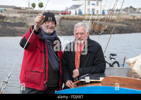 Datei Bild: Hafen von Hayle, Cornwall, UK. 29. Januar 2016. "Matrosen" Steve Shapiro (rote Jacke) und Bob Weise an Bord ihrer Yacht "Nora" in Hayle Hafen Cornwall UK nach mehrere Rettungen in sieben Monaten. Die beiden 71 Jahre alten amerikanischen Freunde nahm das Boot in Norwegen und versuchen, in die USA zu segeln. Bildnachweis: Simon Burt/Alamy Live-Nachrichten Stockfoto