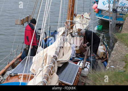 Datei Bild: Hafen von Hayle, Cornwall, UK. 29. Januar 2016. "Matrosen" Steve Shapiro (rote Jacke) und Bob Weise an Bord ihrer Yacht "Nora" in Hayle Hafen Cornwall UK nach mehrere Rettungen in sieben Monaten. Die beiden 71 Jahre alten amerikanischen Freunde nahm das Boot in Norwegen und versuchen, in die USA zu segeln. Bildnachweis: Simon Burt/Alamy Live-Nachrichten Stockfoto