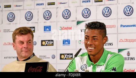 Wolfsburg, Deutschland. 1. Februar 2016. Brasilianische Fußball-Spieler Bruno Henrique (r) sitzt neben Trainer Dieter Hecking (l) bei einer Pressekonferenz der Bundesliga club VfL Wolfsburg in Wolfsburg, Deutschland, 1. Februar 2016. Foto: HOLGER HOLLEMANN/Dpa/Alamy Live News Stockfoto