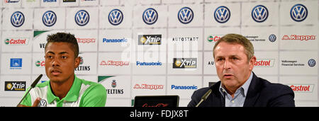 Wolfsburg, Deutschland. 1. Februar 2016. Brasilianische Fußball-Spieler Bruno Henrique (r) sitzt neben Trainer Dieter Hecking (l) bei einer Pressekonferenz der Bundesliga club VfL Wolfsburg in Wolfsburg, Deutschland, 1. Februar 2016. Foto: HOLGER HOLLEMANN/Dpa/Alamy Live News Stockfoto