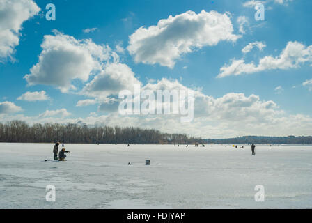 Winterlandschaft mit Fishermans auf einem zugefrorenen Fluss Dnepr in der Stadt Dnepropetrovsk, Ukraine Stockfoto