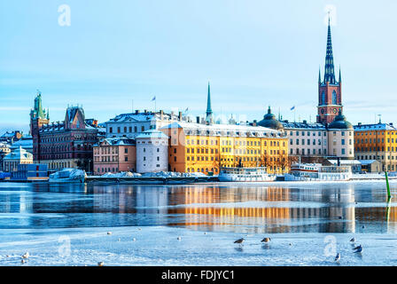 Ein Blick auf Stockholms Gamla Stan Region aus über den gefrorenen Fluss im Winter. Stockfoto