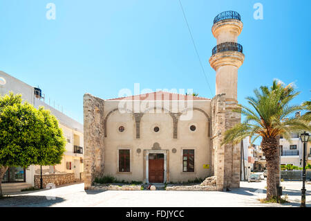 Türkische Moschee und alten Brunnen in der Stadt Lerapetra auf der griechischen Insel Kreta. Stockfoto