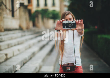 Junge Frau mit Retro-Filmkamera, Sevilla, Spanien Stockfoto