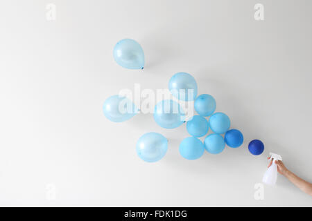 Konzeptionelle Frau mit einer Sprühflasche Aufsprühen von Wasser Stockfoto