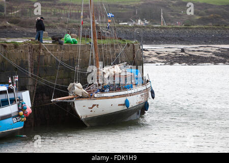 Datei Bild: Hafen von Hayle, Cornwall, UK. 29. Januar 2016. "Matrosen" Steve Shapiro (rote Jacke) und Bob Weise an Bord ihrer Yacht "Nora" in Hayle Hafen Cornwall UK nach mehrere Rettungen in sieben Monaten. Die beiden 71 Jahre alten amerikanischen Freunde nahm das Boot in Norwegen und versuchen, in die USA zu segeln. Bildnachweis: Simon Burt/Alamy Live-Nachrichten Stockfoto