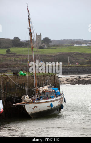 Datei Bild: Hafen von Hayle, Cornwall, UK. 29. Januar 2016. "Matrosen" Steve Shapiro (rote Jacke) und Bob Weise an Bord ihrer Yacht "Nora" in Hayle Hafen Cornwall UK nach mehrere Rettungen in sieben Monaten. Die beiden 71 Jahre alten amerikanischen Freunde nahm das Boot in Norwegen und versuchen, in die USA zu segeln. Bildnachweis: Simon Burt/Alamy Live-Nachrichten Stockfoto