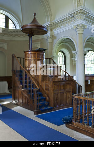 Im Inneren der palladianischen Kapelle begonnen im Jahre 1760 auf das Design von James Paine, bei Gibside, Newcastle Upon Tyne. Das Innere wurde erst 1812 fertiggestellt. Die Mahagonie Kanzel ist ein ungewöhnliches dreistufige Design mit Resonanzboden wie einen geöffneten Regenschirm geformt. Stockfoto