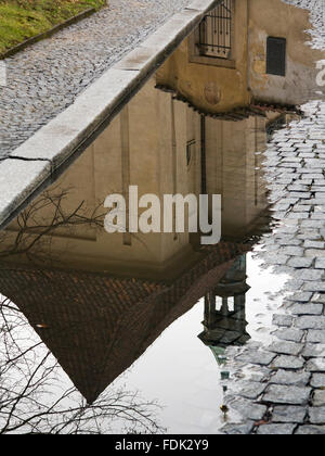 Emmaus-Kloster im Prager spiegelt sich in einer Pfütze Stockfoto