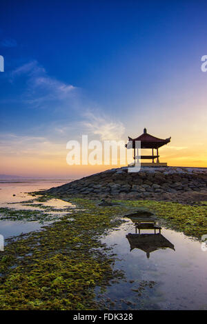 Sonnenaufgang am Strand von Sanur, Bali, Indonesien Stockfoto