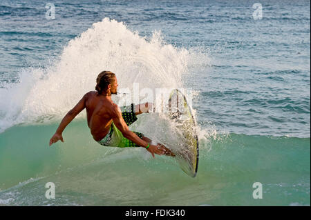 Ein Skimboarder führt einen Trick am Strand von Santa Maria, Insel Sal, Kapverden. Stockfoto