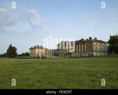 Palladio Nordfront Kedleston Hall, Derbyshire. Das Haus wurde im Jahre 1759 von Paine und Brettingham, aber mit Robert Adam nehmen auf die Gestaltung von 1760 begonnen. Die Nordfassade hat einen massiven Ziergiebeln Portikus mit klassischen Skulpturen und gebogene corrido Stockfoto