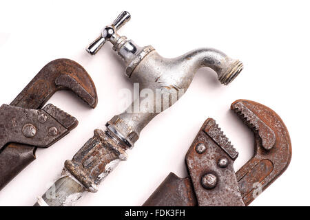 Sanitär-Werkzeuge liegen alte Rohre und Armaturen Stockfoto