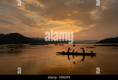 Zwei Fischer angeln, Mekong-Fluss, Sangkhom, Thailand Stockfoto