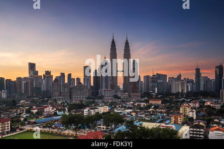 Skyline von Kuala Lumpur bei Sonnenaufgang, Malaysia Stockfoto