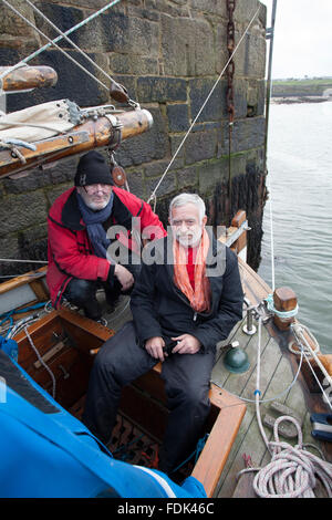 Datei Bild: Hafen von Hayle, Cornwall, UK. 29. Januar 2016. "Matrosen" Steve Shapiro (rote Jacke) und Bob Weise an Bord ihrer Yacht "Nora" in Hayle Hafen Cornwall UK nach mehrere Rettungen in sieben Monaten. Die beiden 71 Jahre alten amerikanischen Freunde nahm das Boot in Norwegen und versuchen, in die USA zu segeln. Bildnachweis: Simon Burt/Alamy Live-Nachrichten Stockfoto