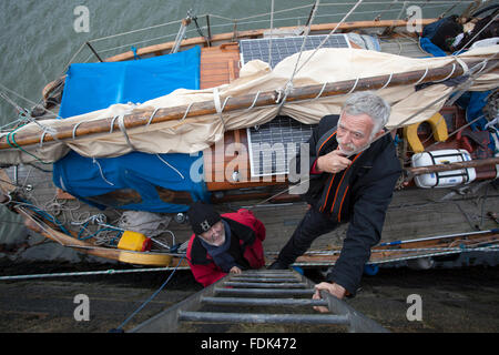 Datei Bild: Hafen von Hayle, Cornwall, UK. 29. Januar 2016. "Matrosen" Steve Shapiro (rote Jacke) und Bob Weise an Bord ihrer Yacht "Nora" in Hayle Hafen Cornwall UK nach mehrere Rettungen in sieben Monaten. Die beiden 71 Jahre alten amerikanischen Freunde nahm das Boot in Norwegen und versuchen, in die USA zu segeln. Bildnachweis: Simon Burt/Alamy Live-Nachrichten Stockfoto