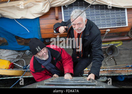 Datei Bild: Hafen von Hayle, Cornwall, UK. 29. Januar 2016. "Matrosen" Steve Shapiro (rote Jacke) und Bob Weise an Bord ihrer Yacht "Nora" in Hayle Hafen Cornwall UK nach mehrere Rettungen in sieben Monaten. Die beiden 71 Jahre alten amerikanischen Freunde nahm das Boot in Norwegen und versuchen, in die USA zu segeln. Bildnachweis: Simon Burt/Alamy Live-Nachrichten Stockfoto