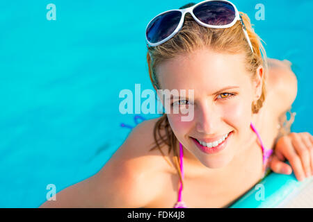 Schöne junge Frau im Schwimmbad Stockfoto