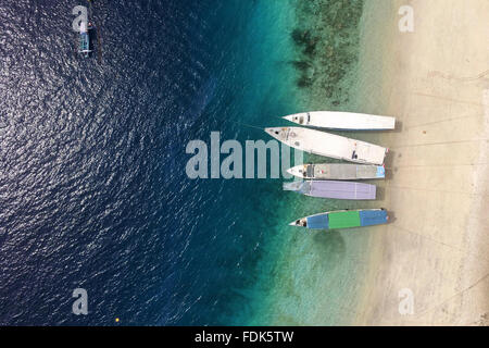 Luftaufnahme der Boote am Strand, Gili Trawangan, Lombok, Indonesien Stockfoto