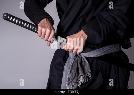 Mann mit Katana Schwert Stockfoto