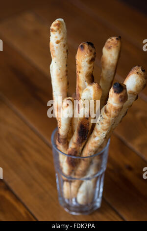 Brot-Sticks in einem Glas Stockfoto