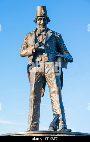 Bronze-Statue des berühmten Komiker und Zauberer Tommy Cooper in Caerphilly Glamorgan South Wales GB UK EU Europa geborenen Stockfoto