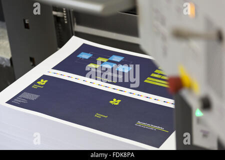 Ein Stapel von National Trust Drucksachen direkt an die Presse, gedruckt von Eichel drücken, Swindon. Stockfoto