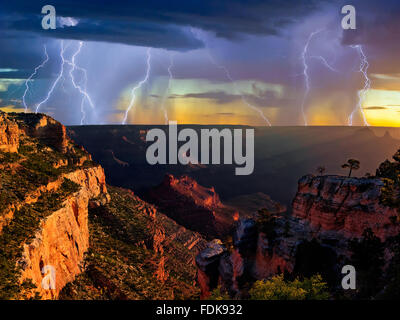 Blitz über dem Grand Canyon von Hermit's Rest, South Rim, Arizona, USA Stockfoto