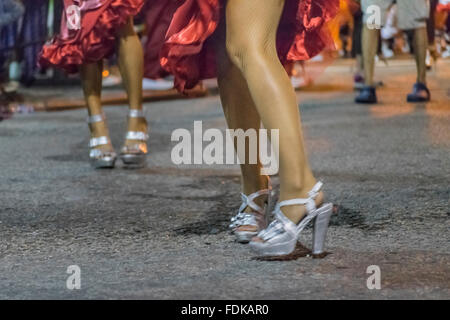 MONTEVIDEO, URUGUAY, Januar - 2016 - unten anzeigen Schuss von Frauen Tänzern Beine bei der konstituierenden Parade des Karnevals von Montevideo, Urug Stockfoto