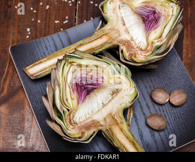 zwei Hälften der reife Artischocke Stockfoto