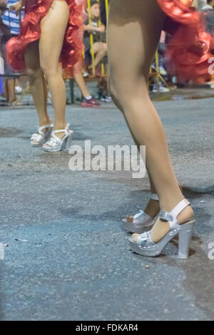 MONTEVIDEO, URUGUAY, Januar - 2016 - unten anzeigen Schuss von Frauen Tänzern Beine bei der konstituierenden Parade des Karnevals von Montevideo, Urug Stockfoto