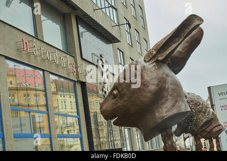 Prag, Tschechische Republik. 1. Februar 2016. Kreis der Tiere/Zodiac Heads zeitgenössische chinesische Künstler Ai Weiwei, erscheint als eines der Projekte, die begleitend zur Ausstellung Großzügigkeit: auf die Kunst des Gebens, widmet sich Themen wie teilen, Großzügigkeit und Patronat und gliedert sich in den 220. Jahrestag der National Gallery Vorgängers, die Bildergalerie von der Gesellschaft des Vaterländischen Freund der Künste in Böhmen. Bildnachweis: Petr Bonek/Alamy Live-Nachrichten Stockfoto