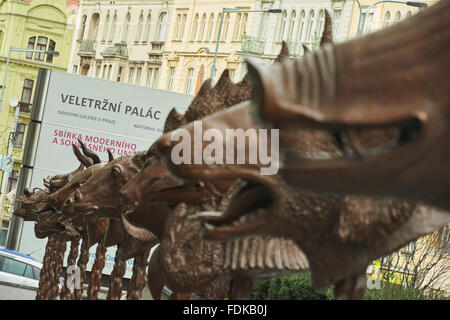 Prag, Tschechische Republik. 1. Februar 2016. Kreis der Tiere/Zodiac Heads zeitgenössische chinesische Künstler Ai Weiwei, erscheint als eines der Projekte, die begleitend zur Ausstellung Großzügigkeit: auf die Kunst des Gebens, widmet sich Themen wie teilen, Großzügigkeit und Patronat und gliedert sich in den 220. Jahrestag der National Gallery Vorgängers, die Bildergalerie von der Gesellschaft des Vaterländischen Freund der Künste in Böhmen. Bildnachweis: Petr Bonek/Alamy Live-Nachrichten Stockfoto