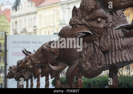 Prag, Tschechische Republik. 1. Februar 2016. Kreis der Tiere/Zodiac Heads zeitgenössische chinesische Künstler Ai Weiwei, erscheint als eines der Projekte, die begleitend zur Ausstellung Großzügigkeit: auf die Kunst des Gebens, widmet sich Themen wie teilen, Großzügigkeit und Patronat und gliedert sich in den 220. Jahrestag der National Gallery Vorgängers, die Bildergalerie von der Gesellschaft des Vaterländischen Freund der Künste in Böhmen. Bildnachweis: Petr Bonek/Alamy Live-Nachrichten Stockfoto