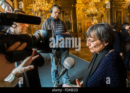 Paris, Frankreich, Präsentation von "Paris ohne AIDS" (Paris sans Sida) 90/90/90 Programm, France Lert, Medieninterview, Diskussion, Seniorenaktivitäten, Contra le Sida, Senior, Journalisten arbeiten Stockfoto