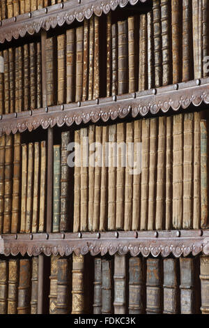 Detail des neunzehnten Jahrhunderts Bibliothek Bücherregale in Chirk Castle, Wrexham. Stockfoto