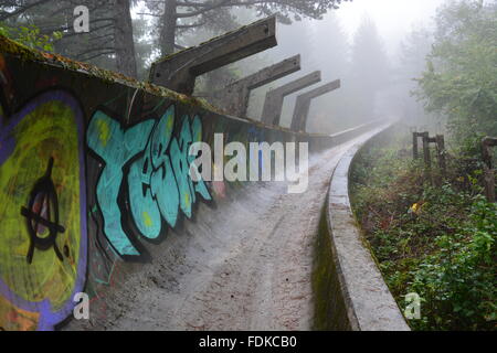 Den Krieg beschädigt Bobbahn der olympischen Winterspiele von 1984 befindet sich in den Bergen oberhalb von Sarajevo aufgegeben. Stockfoto