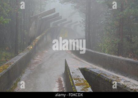 Den Krieg beschädigt Bobbahn der olympischen Winterspiele von 1984 befindet sich in den Bergen oberhalb von Sarajevo aufgegeben. Stockfoto