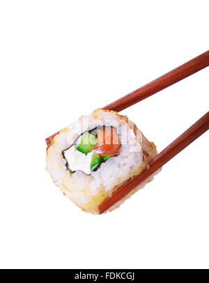 Sushi-Rolle mit Stäbchen isoliert auf weißem Hintergrund Stockfoto