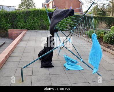 Carrickfergus, County Antrim, UK. 1. Februar 2016. Kein Tag, Wäsche in Carrickfergus, County Antrim, zu hängen, wie Storm Henry nahm der Linie halten und entzwei gerissen. Bildnachweis: Chris McCullough/Alamy Live-Nachrichten Stockfoto