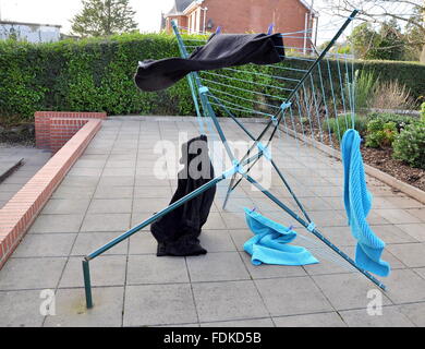 Carrickfergus, County Antrim, UK. 1. Februar 2016. Kein Tag, Wäsche in Carrickfergus, County Antrim, zu hängen, wie Storm Henry nahm der Linie halten und entzwei gerissen. Bildnachweis: Chris McCullough/Alamy Live-Nachrichten Stockfoto