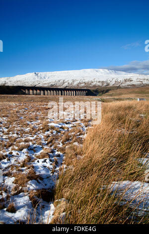 Ribblehead-Viadukt und Whernside im Winter Ribblehead Yorkshire Dales England Stockfoto