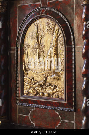 Blick auf eines der Vergoldung auf Bronze repousse Panels in der Nähe der Mitte bis Ende des 17. Jahrhunderts Antwerpen Ebenholz Kabinett im Salon in der Oxburgh Hall, Norfolk. Der Schrank ist in Ebenholz furniert mit roten Schildpatt und Elfenbein Inlay und wurde in Antwerpen habe ich gekauft Stockfoto