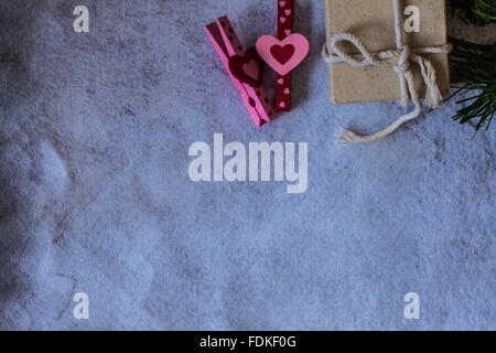 Rosa Herzen und Geschenk-Box auf einem weißen Hintergrund. Stockfoto