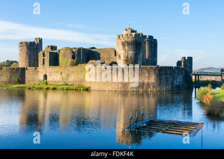 Caerphilly Castle eine mittelalterliche Burg mit Wassergraben in Caerphilly Glamorgan South Wales GB UK EU Europa Stockfoto