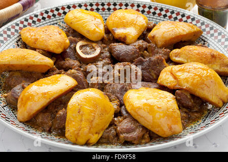 Traditionelle marokkanische Küche mit Fleisch- und Safarjal Closeup auf weißem Hintergrund Stockfoto