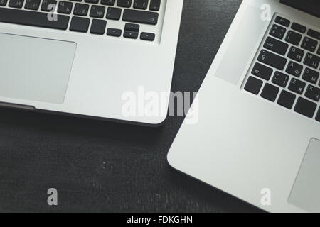 Zwei Laptops auf modernen Schreibtisch aus Holz Stockfoto