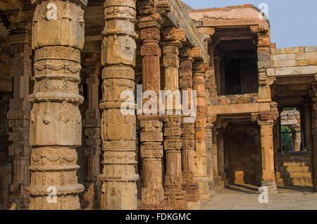 Spalte Bögen, historischer Ort Kutb - Minar, Kutb - Minar, ein Denkmal, ein Turm, Architektur, Spalte Bögen, Erbe Stockfoto